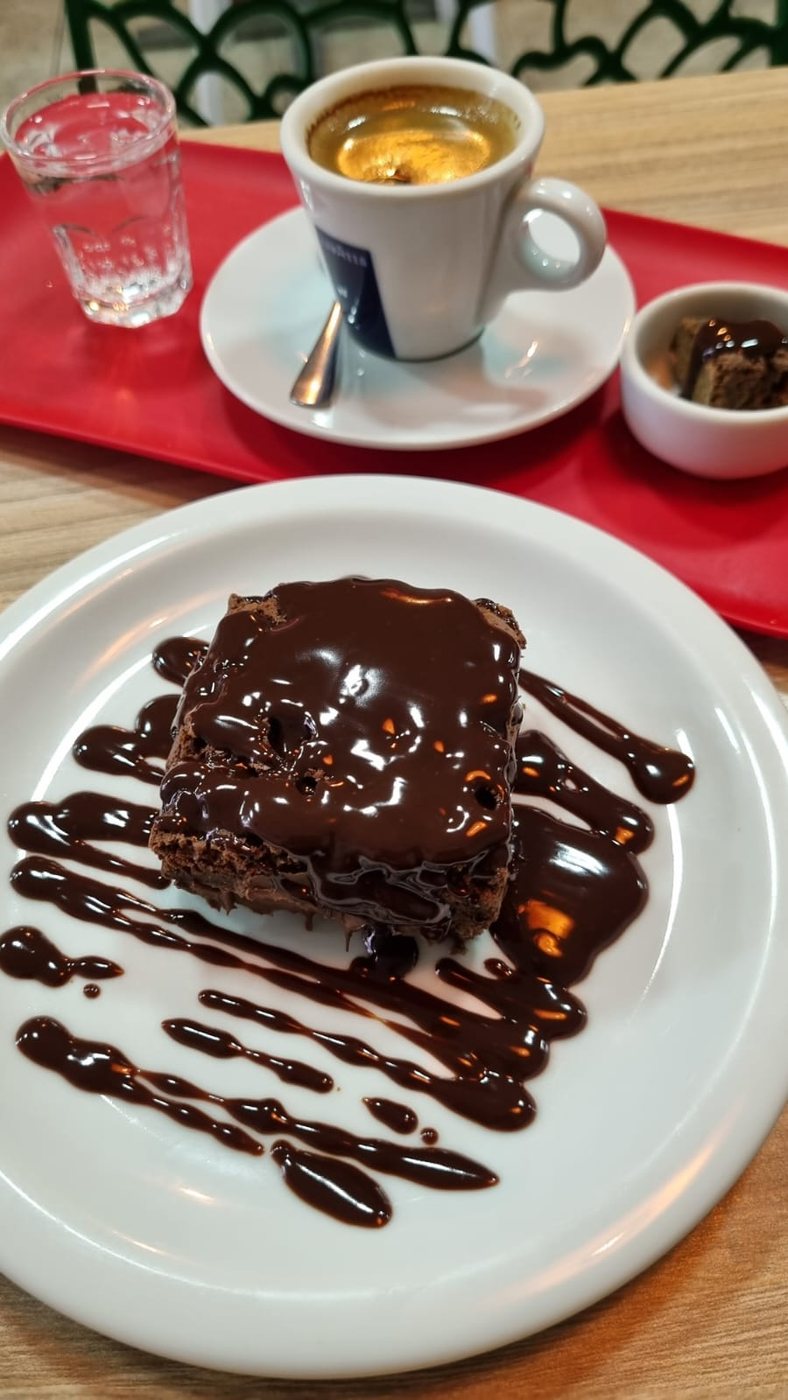 Sobremesa com calda de chocolate
