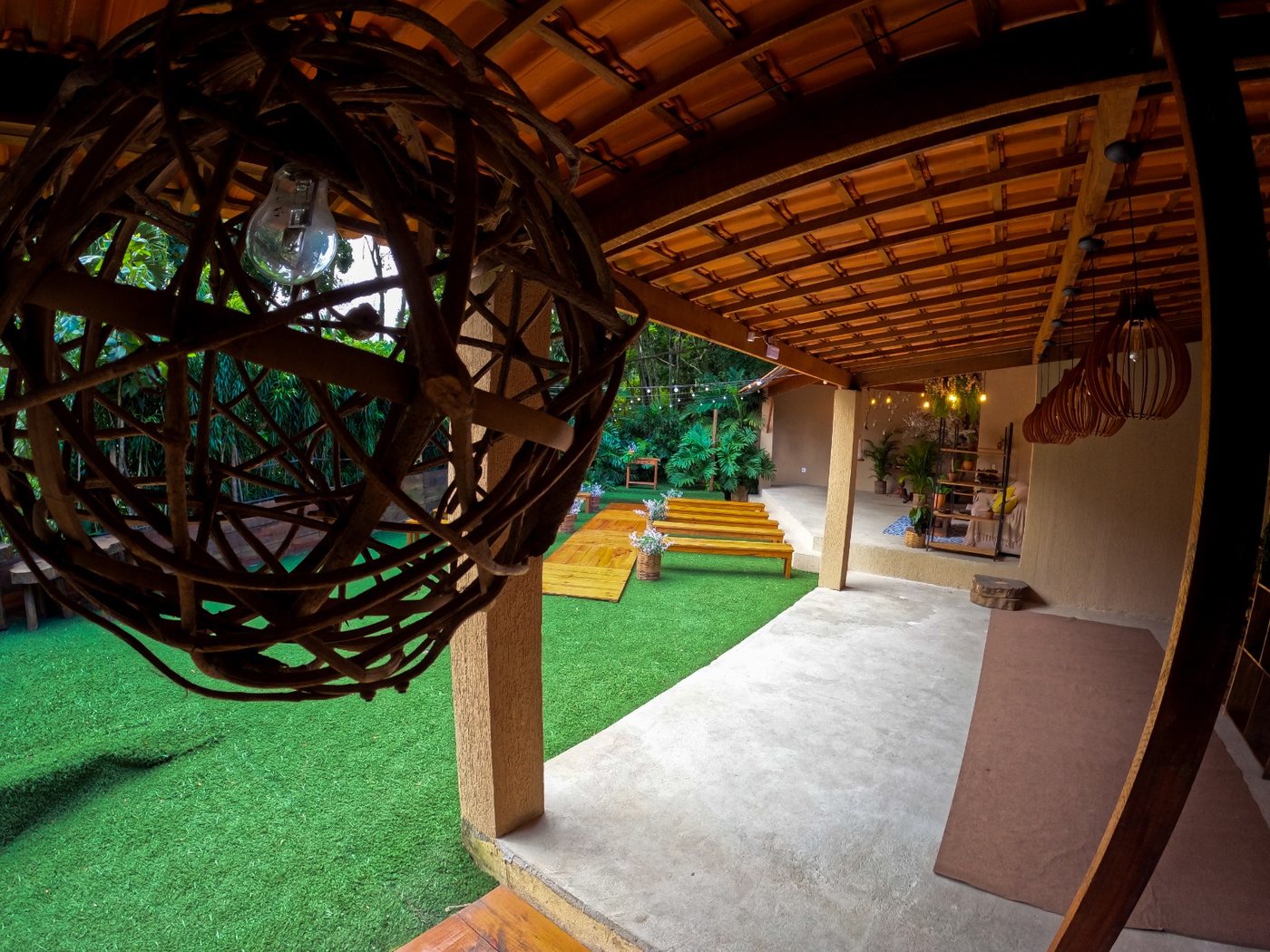 Área externa e jardim do espaço