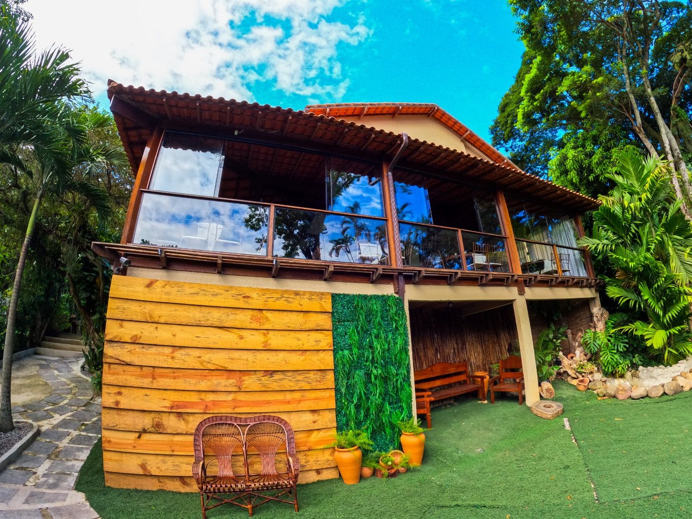 Fachada em madeira da casa de festas