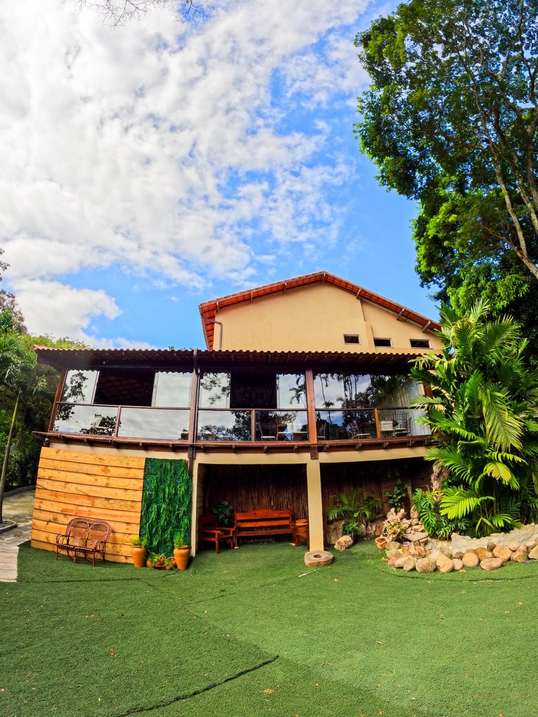 Casa de festas e gramado