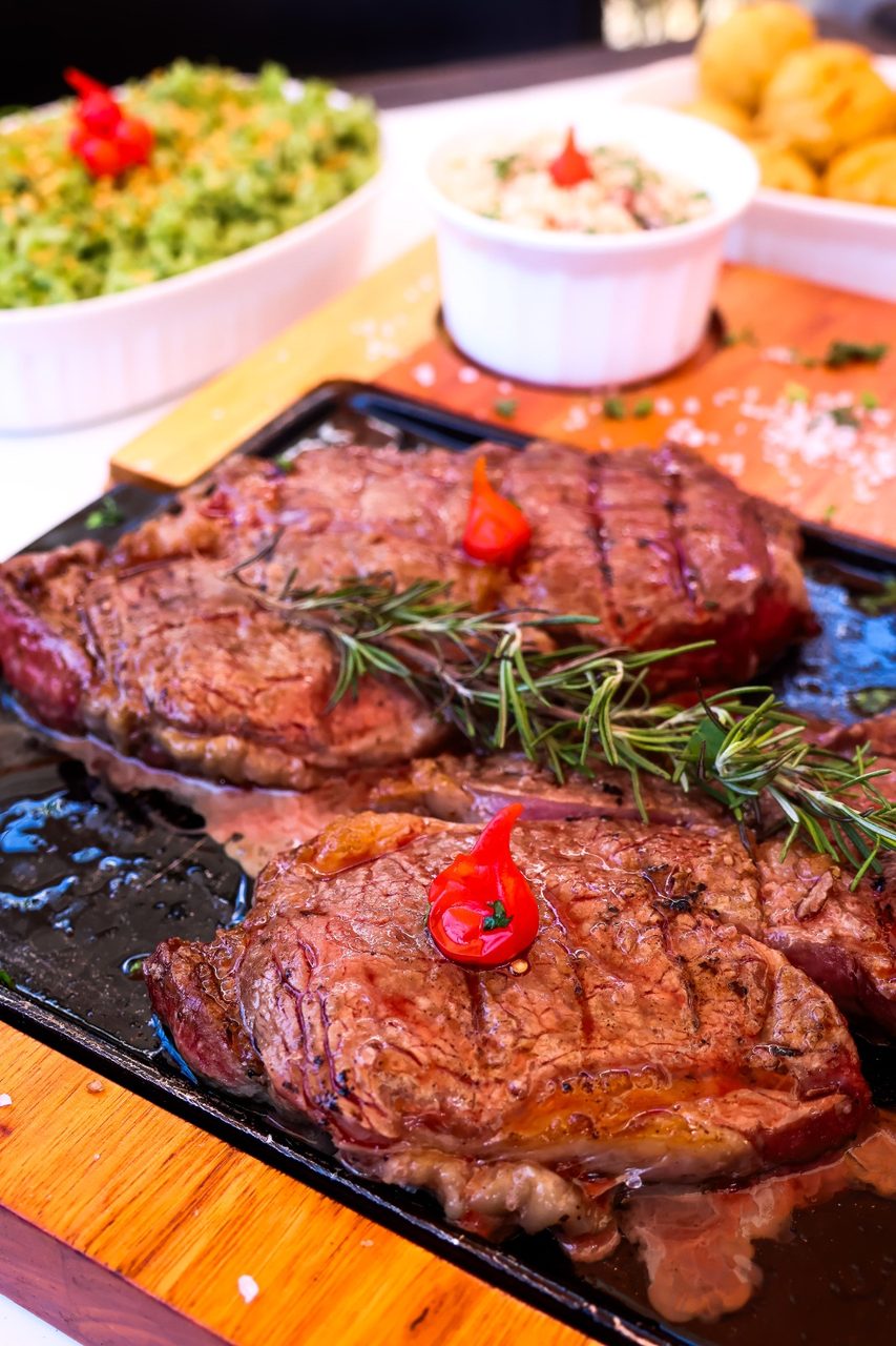Carne fatiada no churrasco