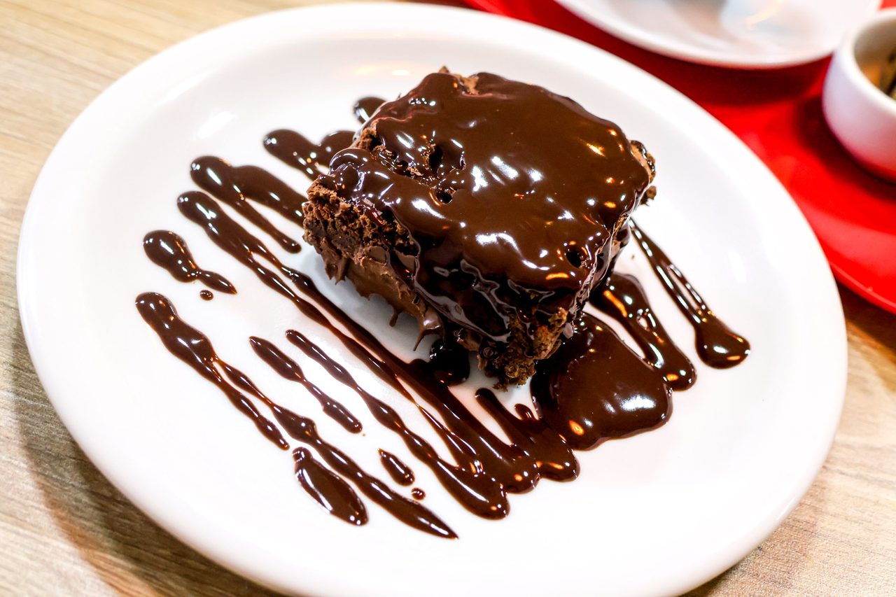 Sobremesa com calda de chocolate