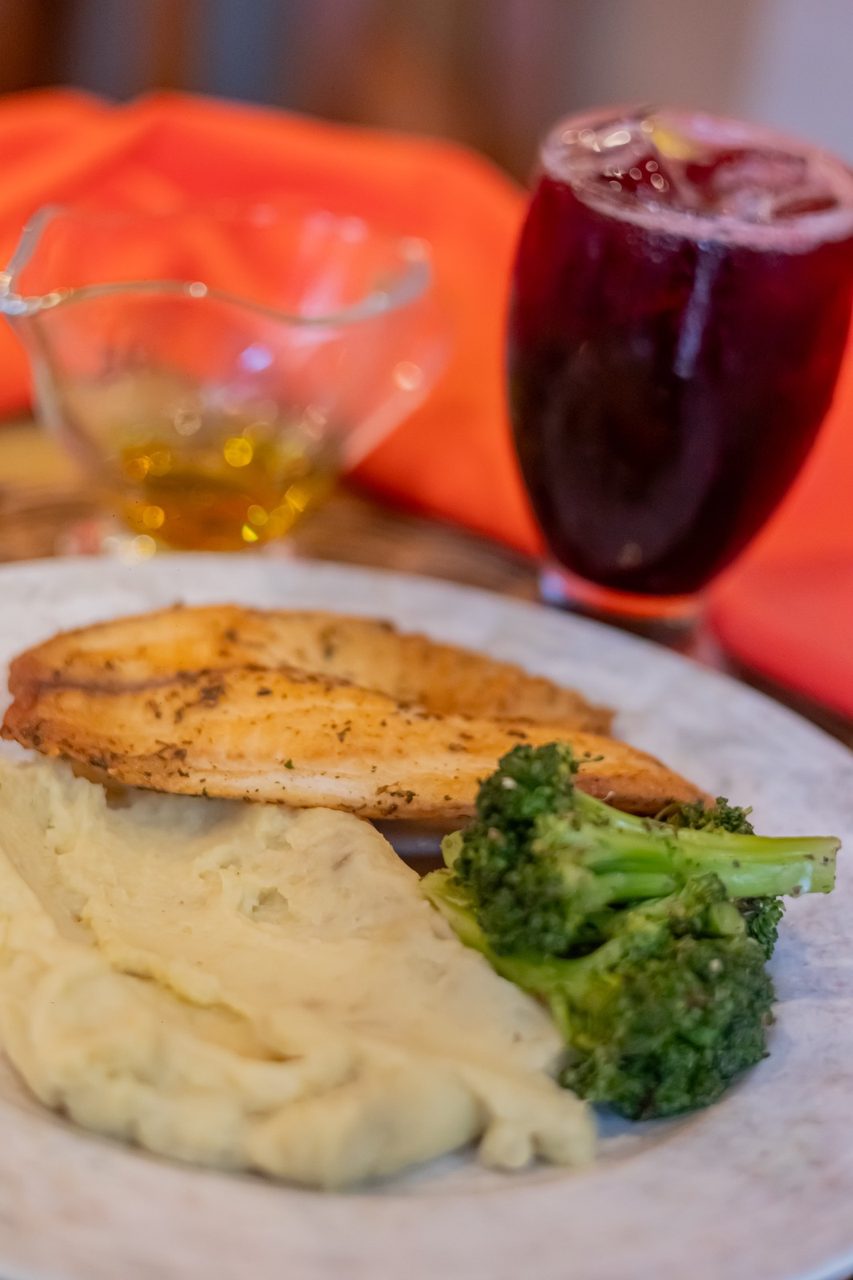 Peixe grelhado com legumes